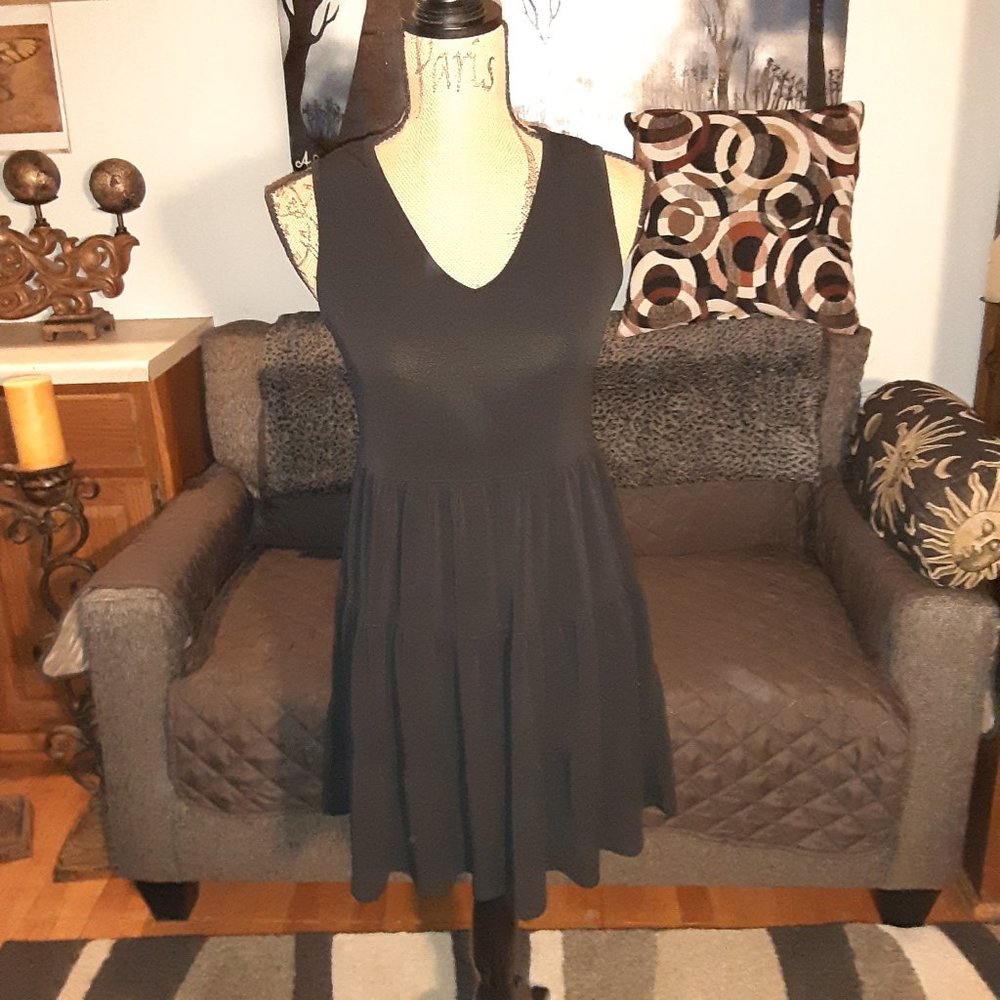 womans sleeveless V-neck dress size small
